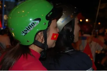 Cổ động viên "đi bão" sau chiến thắng của tuyển Việt Nam ảnh 10 Cổ động viên "đi bão" sau chiến thắng của tuyển Việt Nam ảnh 10