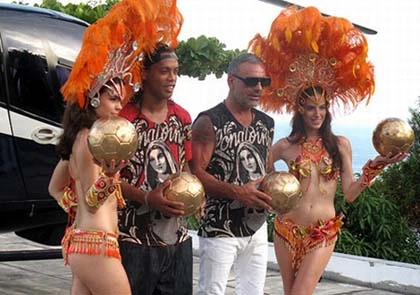 Ronaldinho thiết kế thời trang ảnh 4 Ronaldinho thiết kế thời trang ảnh 4