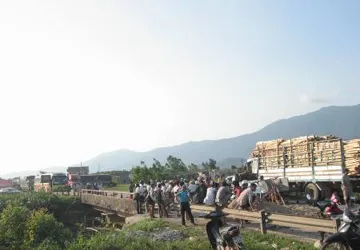 Xe tải tông nhau trên cầu, quốc lộ 1A tắc nghẽn nhiều giờ ảnh 1 Xe tải tông nhau trên cầu, quốc lộ 1A tắc nghẽn nhiều giờ ảnh 1