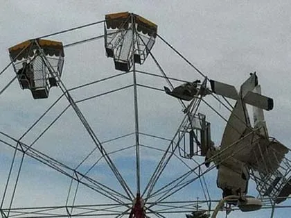 Máy bay đâm trúng vòng đu quay, 4 người bị mắc kẹt ảnh 4 Máy bay đâm trúng vòng đu quay, 4 người bị mắc kẹt ảnh 4