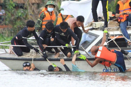 Ông Nguyễn Ngọc Tốt, người anh cả trong ngành cứu nạn cuu hộ (ngoài cùng, bên phải)