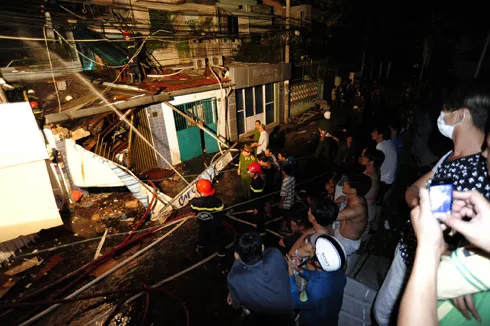 10 thi thể được tìm thấy trong những ngôi nhà bị nổ sập ảnh 2 Sức công phá của hai tiếng nổ đã khiến căn nhà ở giữa sập hoàn toàn.