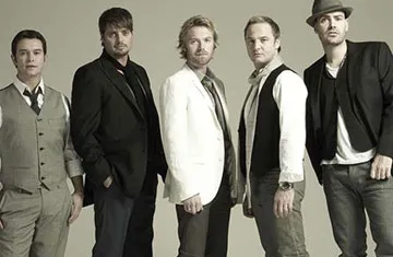 Cựu thành viên nhóm nhạc nổi tiếng Boyzone đến Hà Nội ảnh 3 Cựu thành viên nhóm nhạc nổi tiếng Boyzone đến Hà Nội ảnh 3