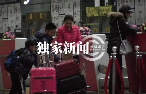 Vợ trẻ và hai con trai của Trương Nghệ Mưu lộ diện ảnh 1