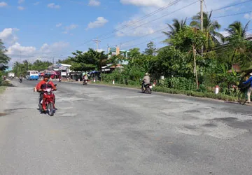 Hơn 50 km quốc lộ 50 qua Chợ Gạo (Tiền Giang) hư hỏng nặng ảnh 1