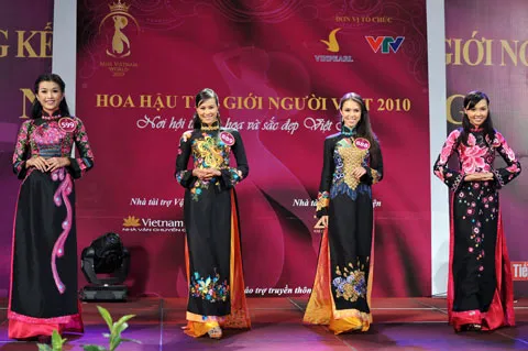 4 người đẹp tham dự phần thi Người đẹp Áo dài sáng 18/8. Từ trái qua: Thanh Vân, Phương Mai, Thu Mây và Hoàng Anh. 4 người đẹp tham dự phần thi Người đẹp Áo dài sáng 18/8. Từ trái qua: Thanh Vân, Phương Mai, Thu Mây và Hoàng Anh.