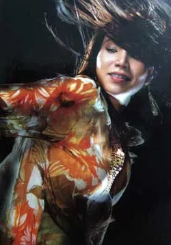 Ca sĩ Hồ Quỳnh Hương trong album Diamond noir. Ảnh: CTV Ca sĩ Hồ Quỳnh Hương trong album Diamond noir. Ảnh: CTV