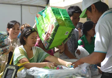 Gia tăng các hoạt động tái chế bao bì giấy ảnh 1