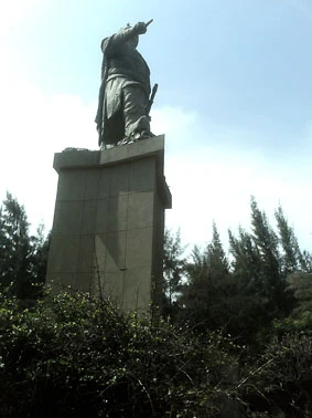 Tượng Trần Hưng Đạo bị bỏ hoang ảnh 1