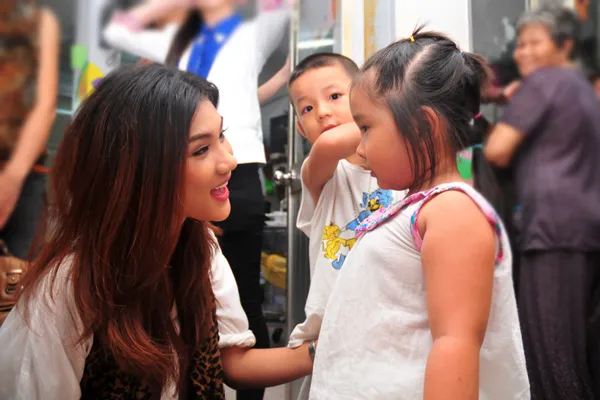 Bảo Trân, Ngọc Quý tặng quà trẻ ung bướu ảnh 7