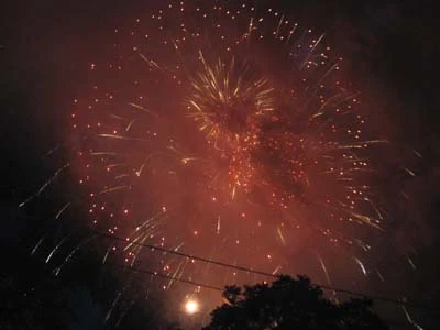 Chùm ảnh: Người dân TP. HCM xem pháo hoa trong mưa ảnh 20