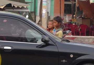 Những đứa trẻ chặn đầu ô tô xin tiền trên quốc lộ 1A ảnh 1