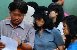 “Cò” bệnh viện bắt tay bác sĩ ảnh 2