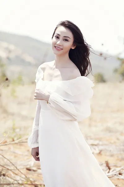 Ngân Khánh đẹp mong manh giữa đồng vắng ảnh 5 Ngân Khánh đẹp mong manh giữa đồng vắng ảnh 5