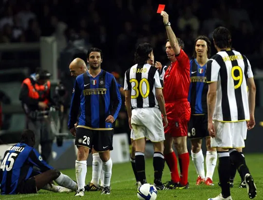 Trọng tài Farina sẽ phải treo còi vì quá tuổi. Ảnh: Reuters