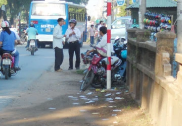 Về việc rải vàng mã trên phố: Cố gắng giảm dần rồi bỏ hẳn ảnh 1