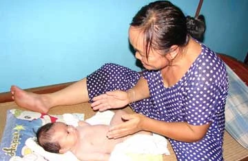 Chị Tiến chăm bé Khánh Như vừa bị mẹ bỏ rơi. Chị Tiến chăm bé Khánh Như vừa bị mẹ bỏ rơi.