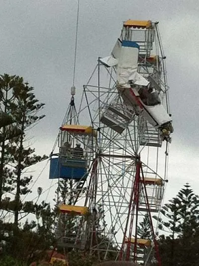 Máy bay đâm trúng vòng đu quay, 4 người bị mắc kẹt ảnh 3