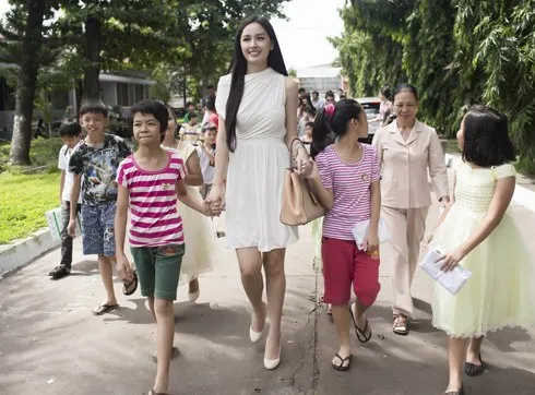 Mai Phương Thúy dành cuối tuần chơi cùng trẻ làng SOS ảnh 4