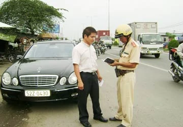 Còn nhiều vướng mắc trong xử phạt giao thông ảnh 1