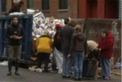 Ảnh sốc dân New York lục thùng rác tìm đồ ăn ảnh 1