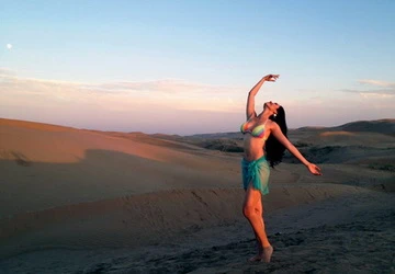 Hoàng My khoe bikini trên sa mạc ảnh 1