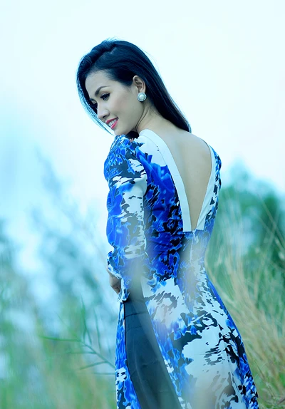 Phan Thị Mơ áo dài tung bay trên đồng cỏ ảnh 4