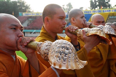 Dàn kèn ốc Thành hội Phật giáo TP.HCM trong Đại lễ Phật Đản - Ảnh: Hoàng Thạch Vân