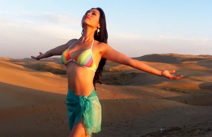 Hoàng My khoe bikini trên sa mạc ảnh 3