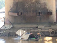 Bốn đối tượng đang dùng bình khí ôxy lặn xuống móng trụ chính cầu Hàm Rồng.