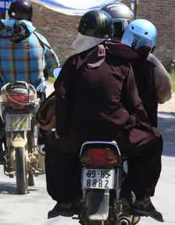 Sư giả tung hoành khắp nơi ảnh 1