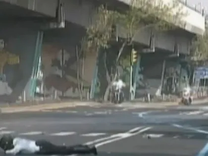 Xe cảnh sát tháp tùng tổng thống “làm xiếc” trên đường ảnh 1 Xe cảnh sát tháp tùng tổng thống “làm xiếc” trên đường ảnh 1