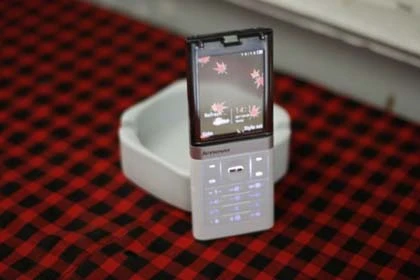 Điện thoại "độc" màn hình màu trong suốt ở Việt Nam ảnh 5