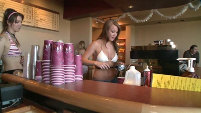 Quán cà phê toàn nữ nhân viên mặc bikini ảnh 6