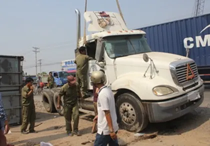 Tránh xe máy, xe container lật nhào tại Quốc lộ 1A ảnh 1 Tránh xe máy, xe container lật nhào tại Quốc lộ 1A ảnh 1