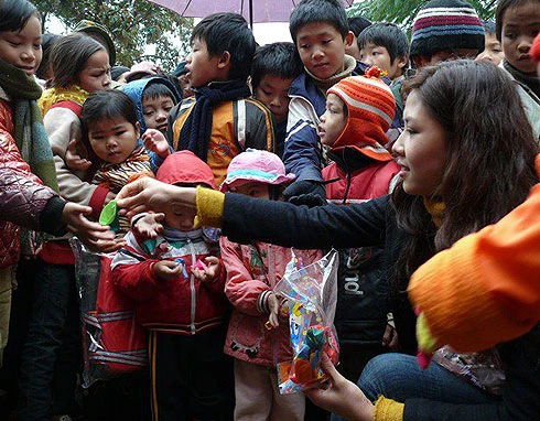 Nguyễn Thị Loan mặt mộc đi từ thiện ảnh 6