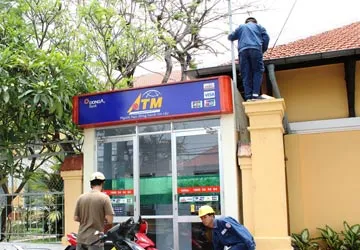Hàng loạt buồng ATM ở TP.HCM bị nhiễm điện ảnh 1 Hàng loạt buồng ATM ở TP.HCM bị nhiễm điện ảnh 1