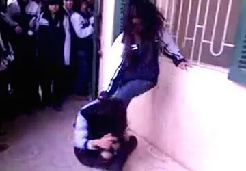 Truy tìm người quay và phát tán clip nữ sinh đánh bạn mới ảnh 3 Truy tìm người quay và phát tán clip nữ sinh đánh bạn mới ảnh 3