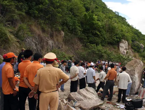 Đá lăn từ núi Cấm đè bẹp ôtô, 6 người chết ảnh 11 Đá lăn từ núi Cấm đè bẹp ôtô, 6 người chết ảnh 11