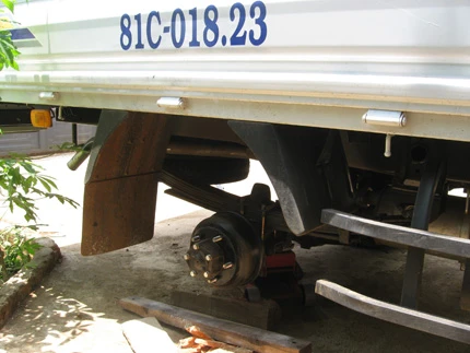 Hai ô tô bị trộm "cuỗm" hết bánh trong một đêm ảnh 2