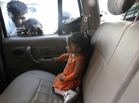 Người phụ nữ nhỏ nhất thế giới tham gia vận động tranh cử ảnh 1