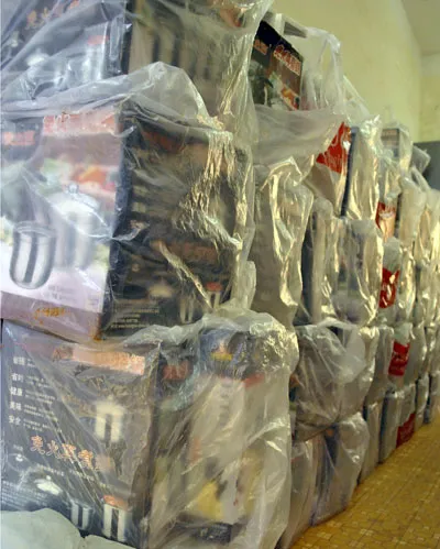 Phạt tiền công ty bị khách bao vây trả hàng ảnh 1