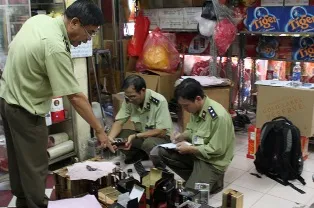 Hàng dỏm, hàng lậu tràn ra đường ảnh 1 Hàng dỏm, hàng lậu tràn ra đường ảnh 1