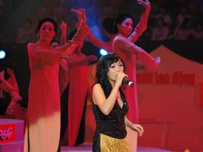 Ca sĩ Phương Thanh biểu diễn bài hát Dạ cổ hoài lang trong Chương trình Mai Vàng 2006. Ảnh: H.Thúy