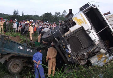 Xe tải đâm nhau, cả hai tài xế kẹt trong cabin ảnh 1