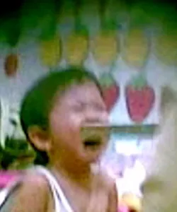 Dùng thước đánh trẻ - Ảnh: Lưu Trang