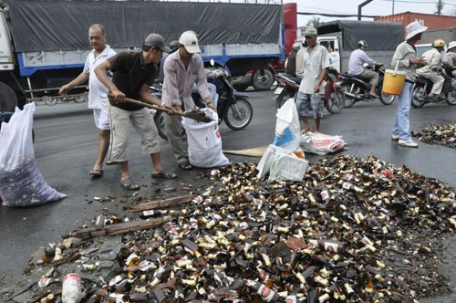 Xe tải đấu đầu, 10 ngàn chai bia vỡ nát trên đường ảnh 1