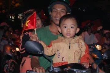 Cổ động viên "đi bão" sau chiến thắng của tuyển Việt Nam ảnh 12 Cổ động viên "đi bão" sau chiến thắng của tuyển Việt Nam ảnh 12