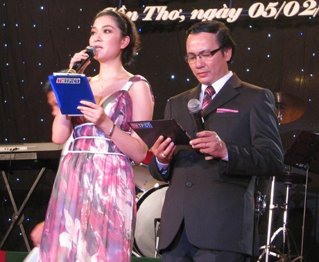 Ngắm Hoa hậu Nguyễn Thị Huyền ở bến Ninh Kiều ảnh 2