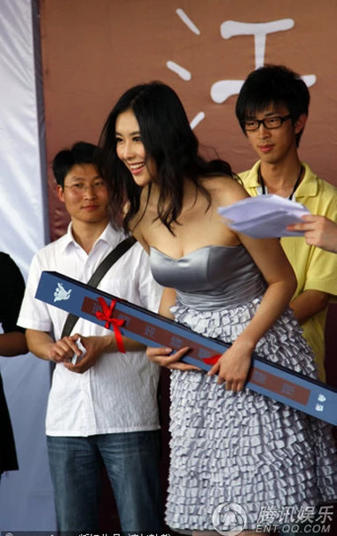 Chen lấn vì siêu mẫu xe hơi dính scandal băng sex ảnh 6